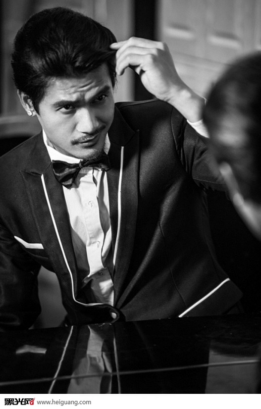 点击大图看下一张：黑白旋律 婚纱摄影