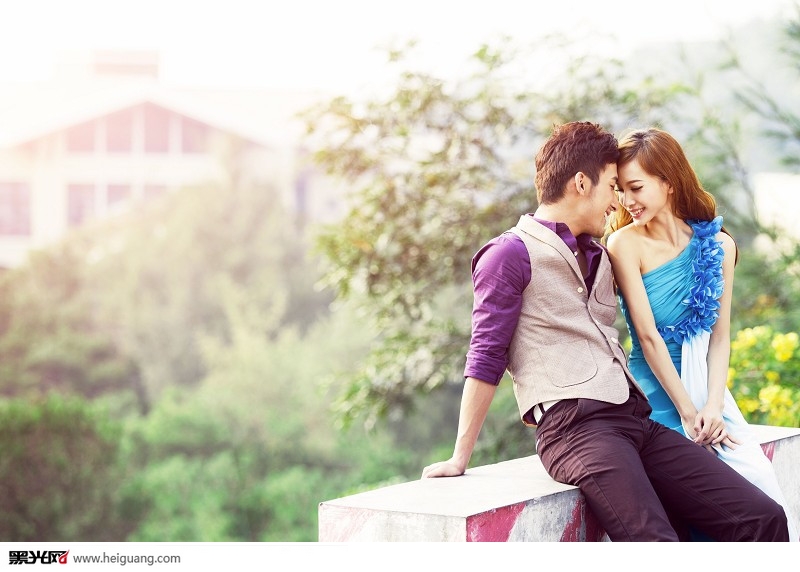 点击大图看下一张：爱在黄昏 婚纱摄影