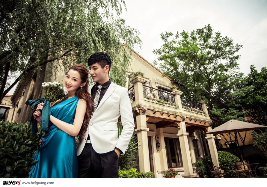 点击大图看下一张：蓝色之恋 婚纱摄影