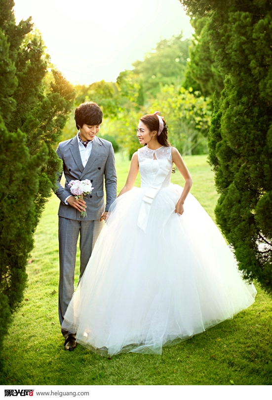 点击大图看下一张：爱意浓浓 婚纱摄影