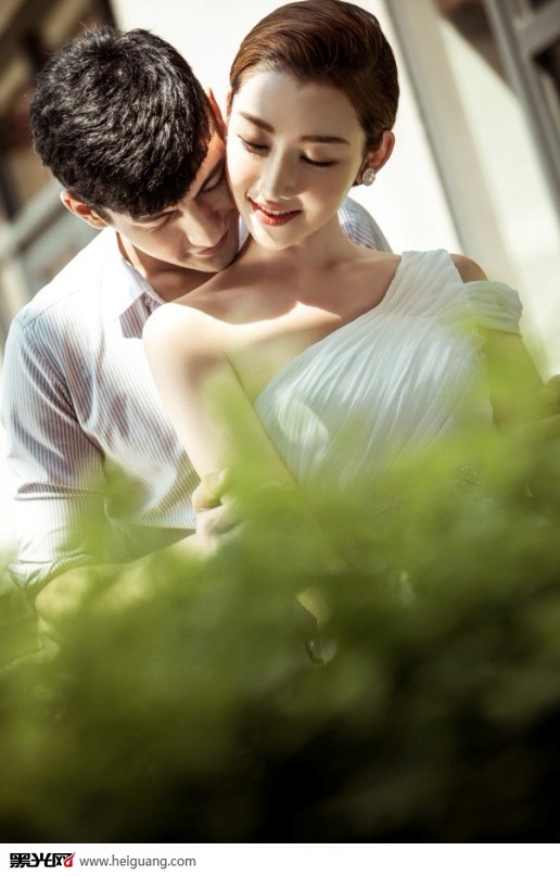 点击大图看下一张：纯色之恋 婚纱摄影