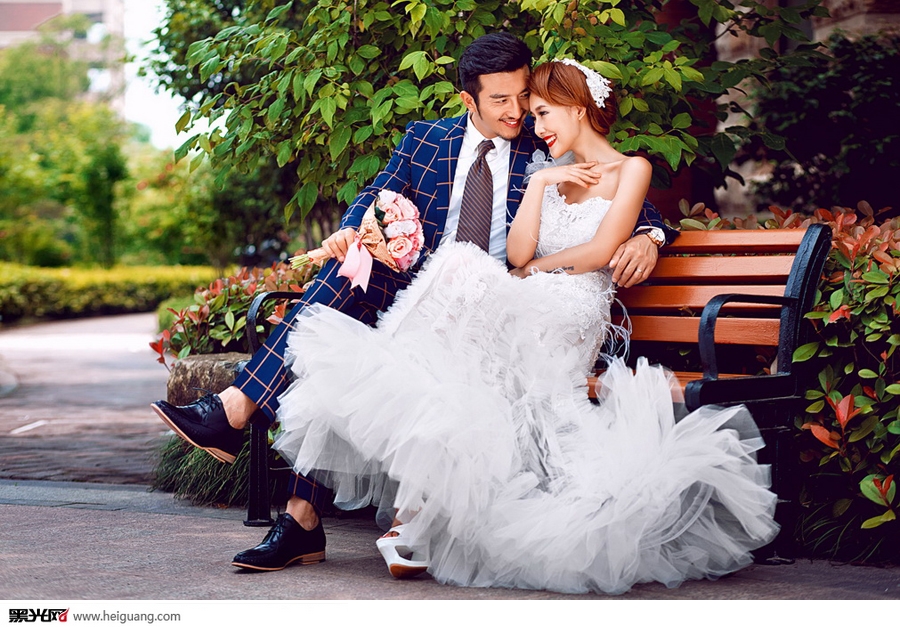 点击大图看下一张：情意绵绵 婚纱摄影