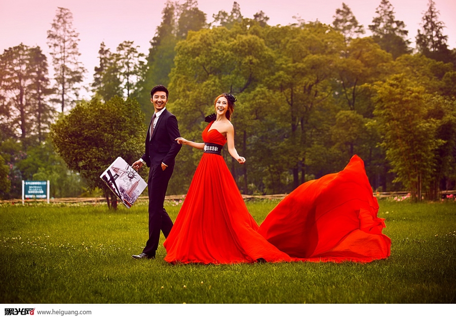 点击大图看下一张：红色之恋 婚纱摄影