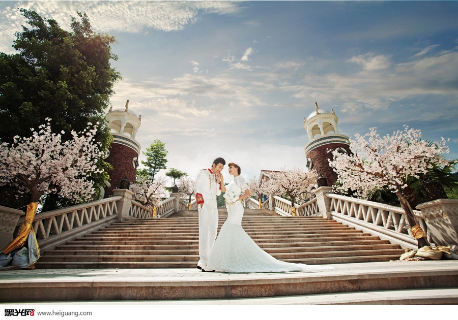 点击大图看下一张：白色恋曲 婚纱摄影