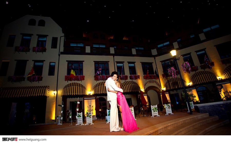 点击大图看下一张：越夜越幸福 婚纱摄影