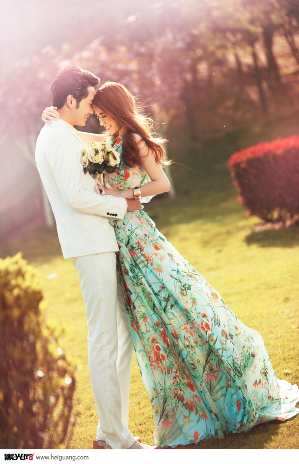 点击大图看下一张：爱在盛夏 婚纱摄影