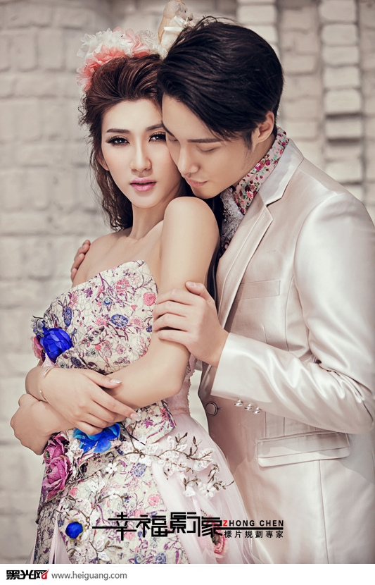 点击大图看下一张：Cake Castle 婚纱摄影