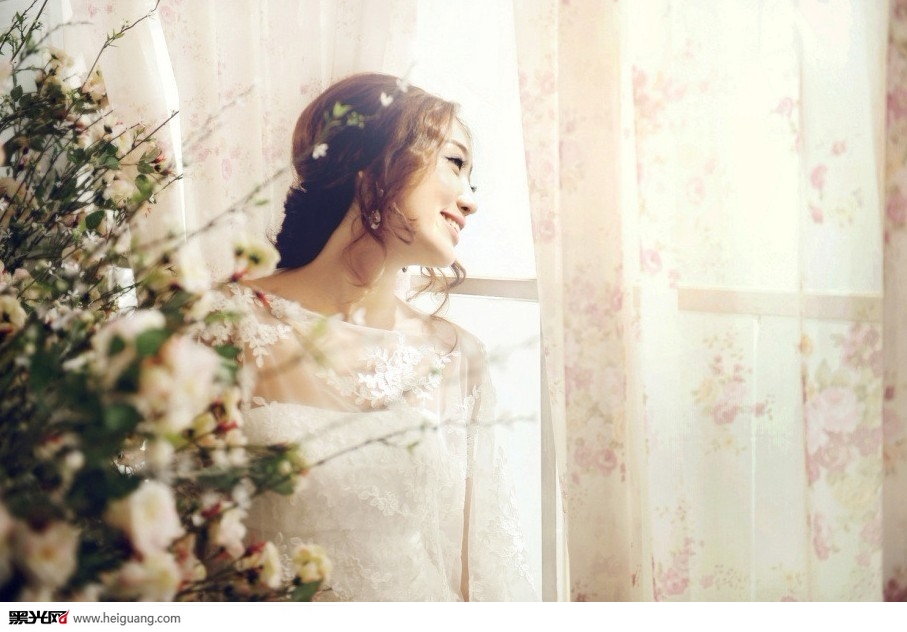 点击大图看下一张：恰逢花开 婚纱摄影