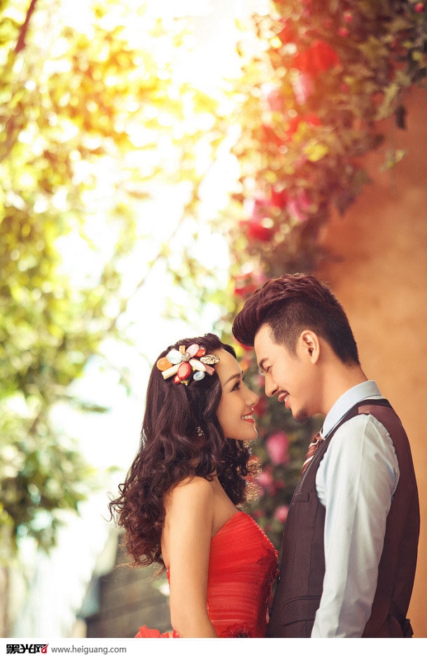 点击大图看下一张:红色之恋 婚纱摄影