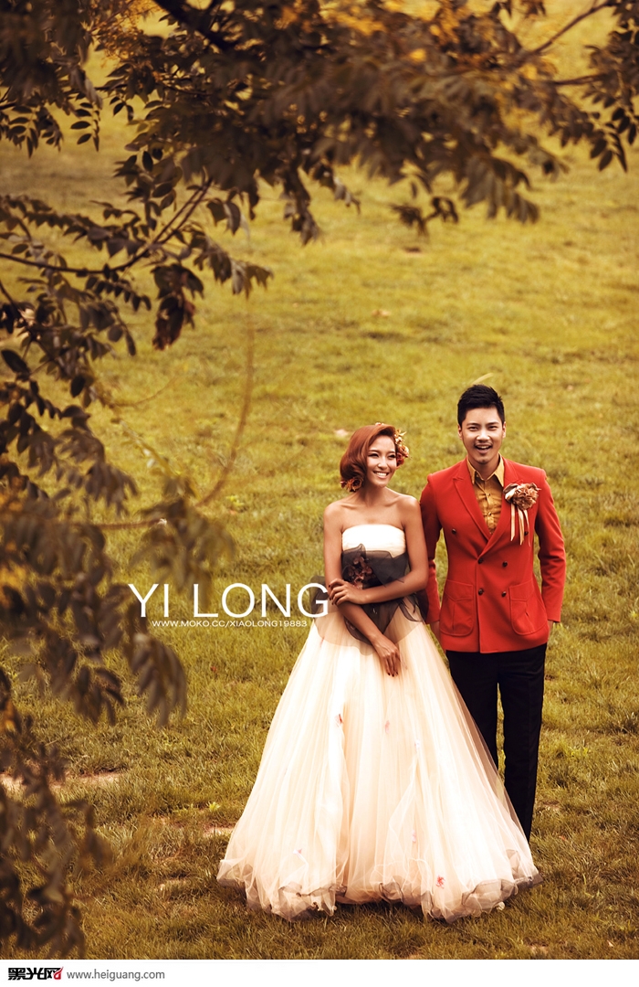 点击大图看下一张:浪漫草评恋 婚纱摄影