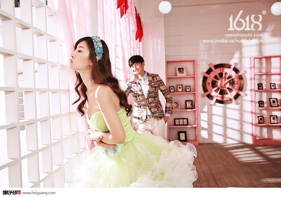 点击大图看下一张：浪漫满屋 婚纱摄影