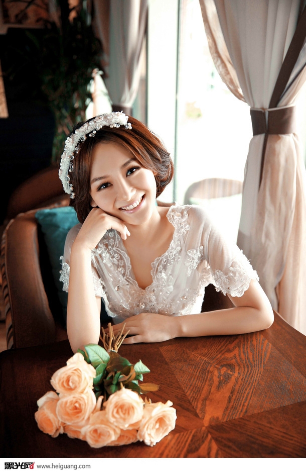 点击大图看下一张：小资婚纱 婚纱摄影