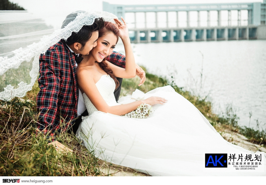 点击大图看下一张：依依青草 婚纱摄影