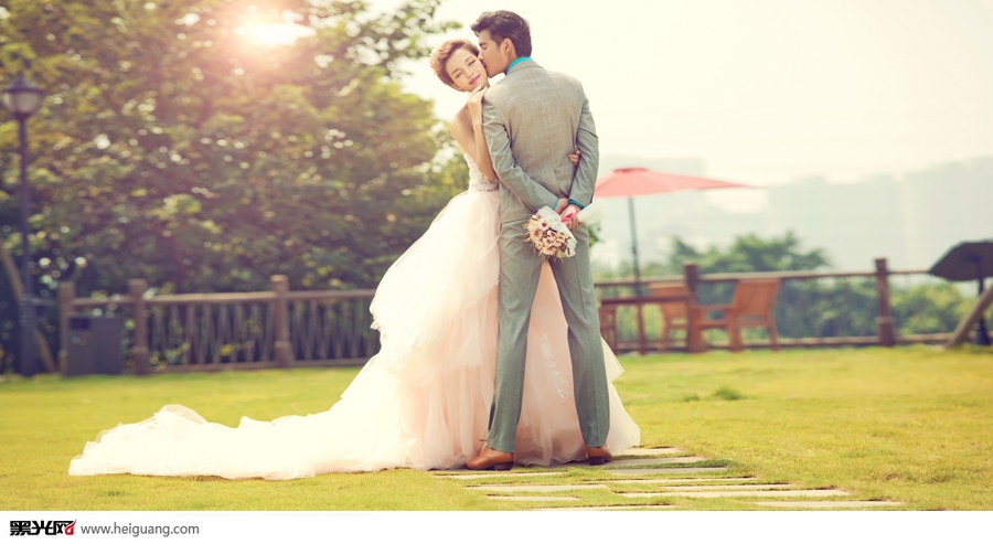 点击大图看下一张：爱的狂想曲 婚纱摄影