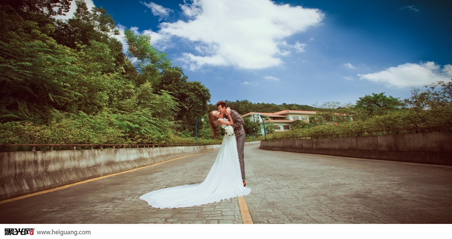 点击大图看下一张：爱的序曲 婚纱摄影