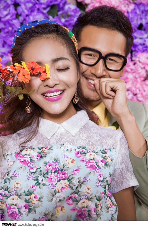 点击大图看下一张：五彩缤纷 婚纱摄影