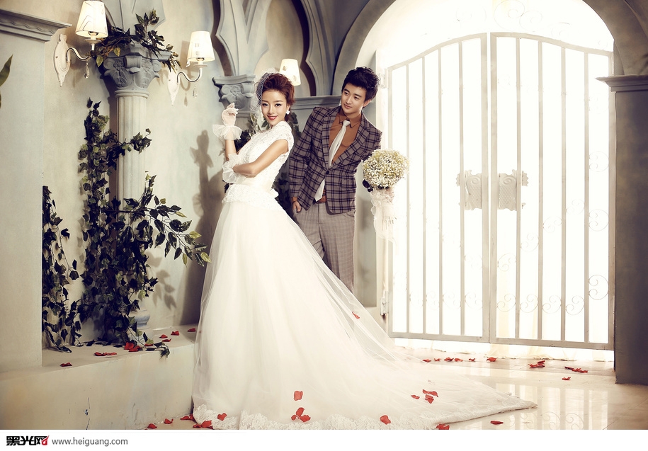 点击大图看下一张：MOOBE 婚纱摄影