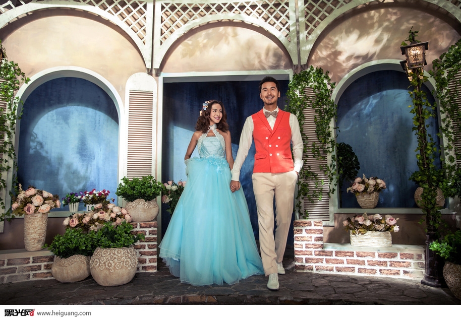 点击大图看下一张：温馨邂逅 婚纱摄影