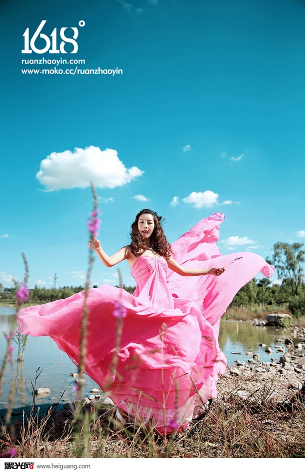 点击大图看下一张：裙舞飞扬 婚纱摄影