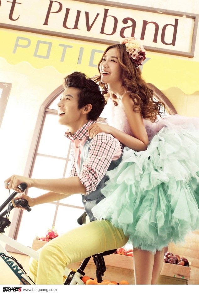 点击大图看下一张：快乐假期 婚纱摄影