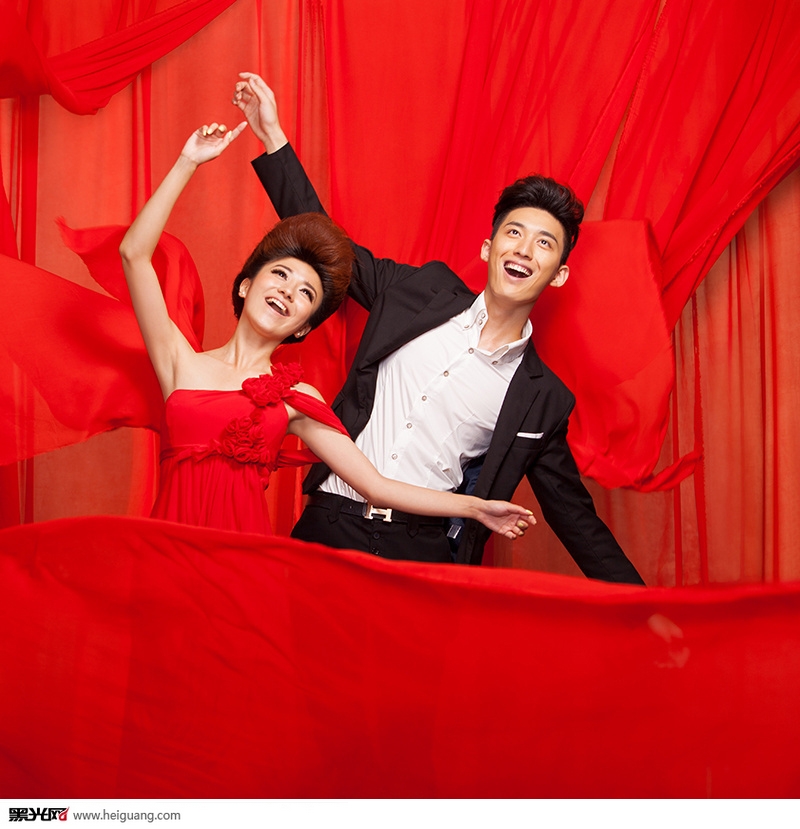 点击大图看下一张：最美中国红 婚纱摄影