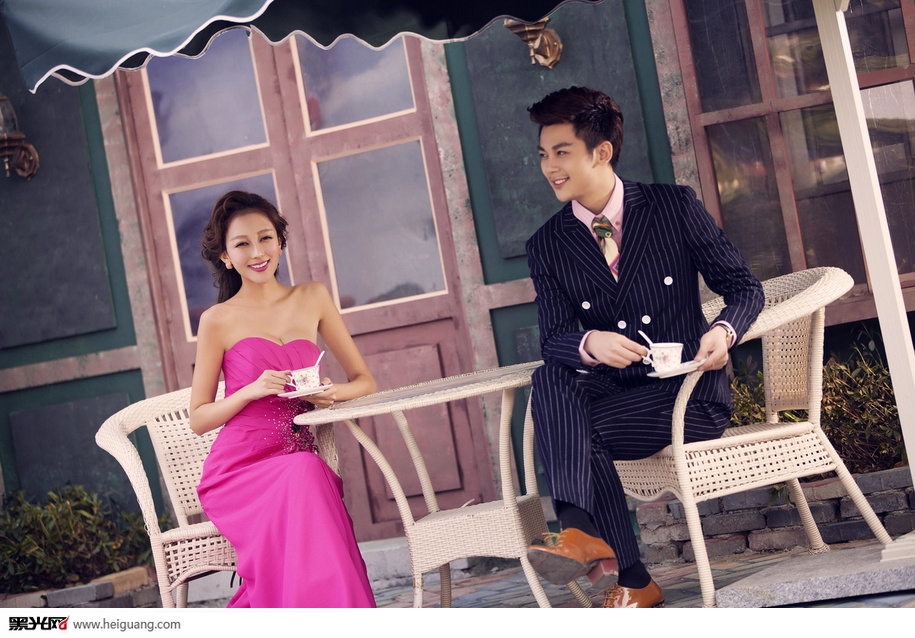 点击大图看下一张：等你的季节 婚纱摄影