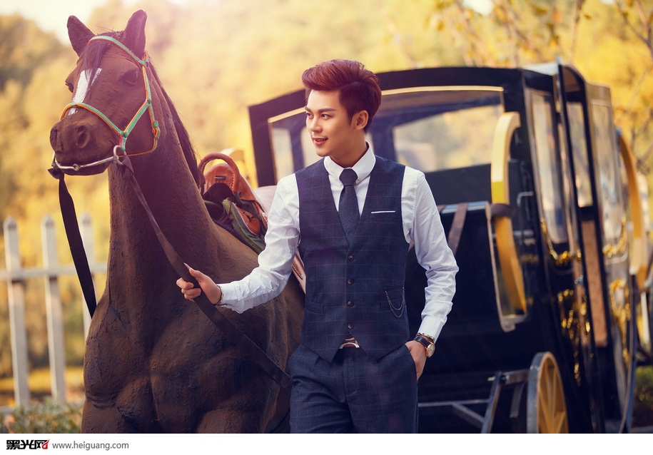 点击大图看下一张：皇家马车 婚纱摄影