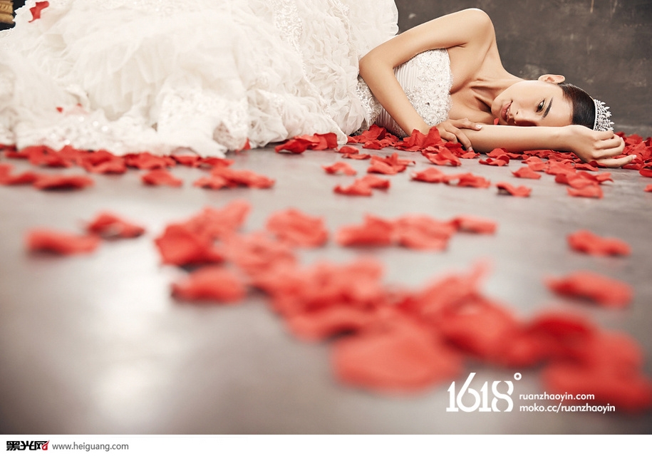点击大图看下一张：爱上红玫瑰 婚纱摄影