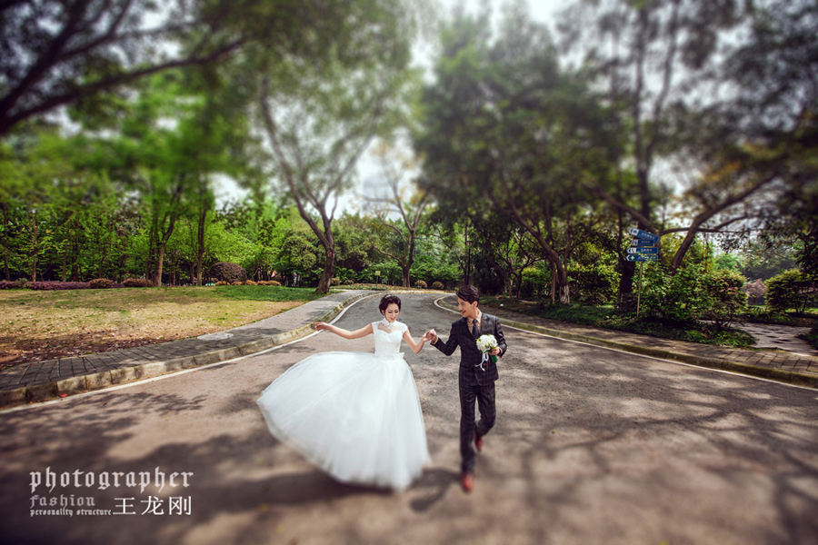 点击大图看下一张：爱在路上 婚纱摄影