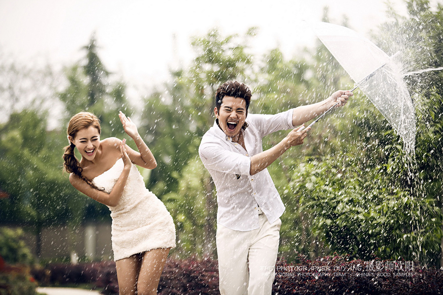 点击大图看下一张：雨中的快乐 婚纱摄影