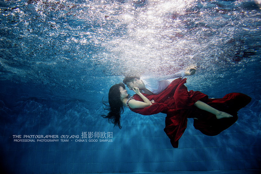 点击大图看下一张：水下 红 婚纱摄影