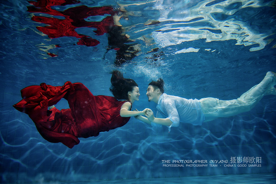 点击大图看下一张：水下 红 婚纱摄影