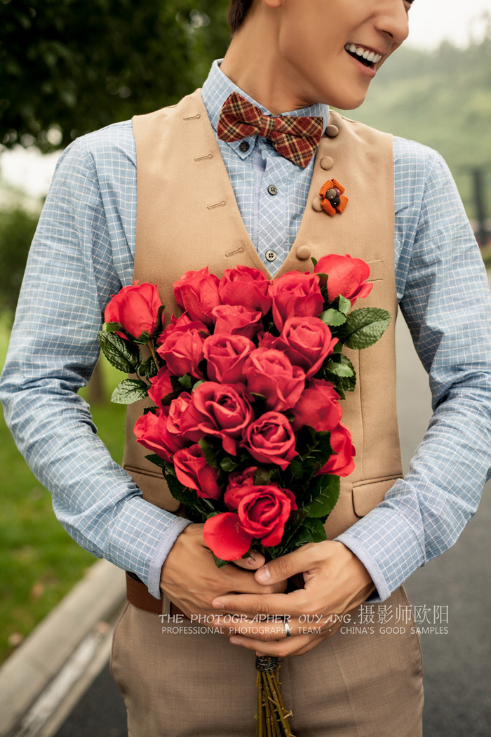 点击大图看下一张：红玫瑰的约定 婚纱摄影