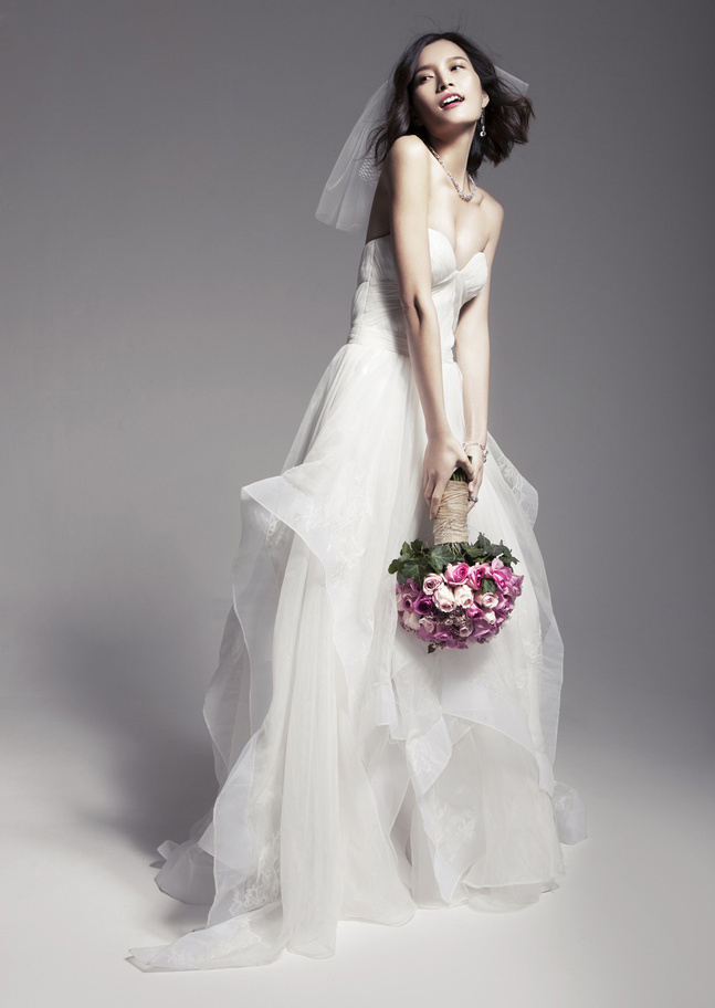 点击大图看下一张：coco杂志10月婚纱片 婚纱摄影