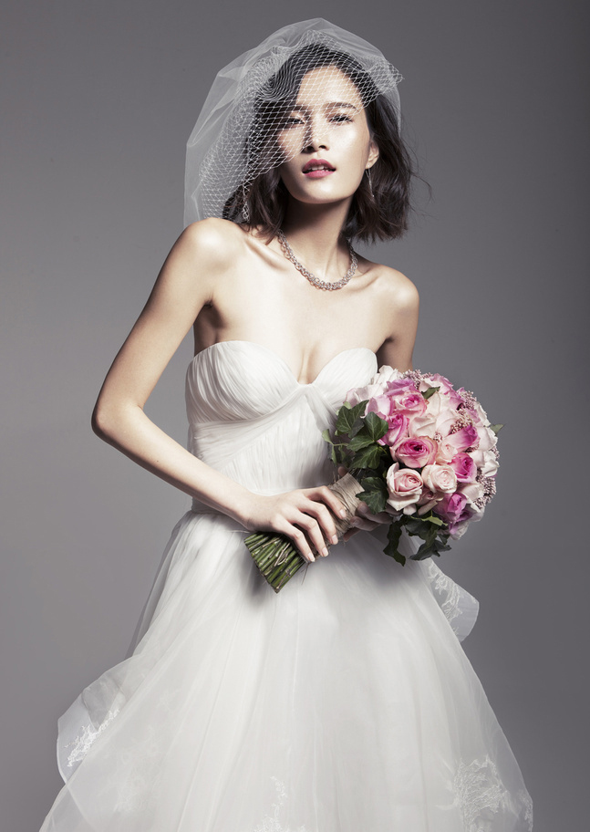 点击大图看下一张：coco杂志10月婚纱片 婚纱摄影