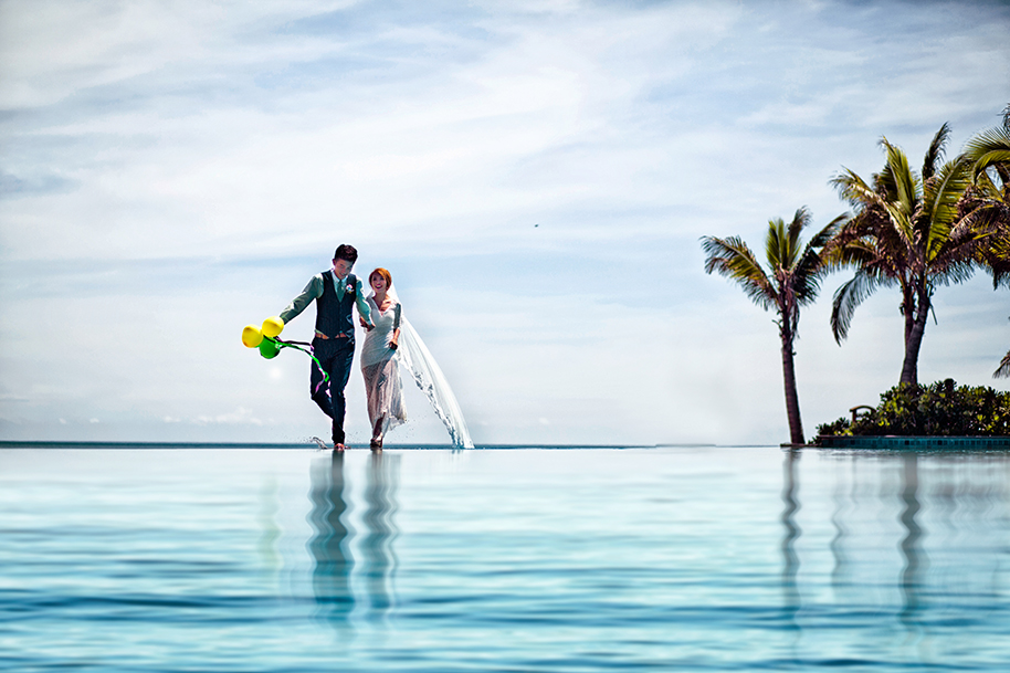 点击大图看下一张：池边的婚礼 婚纱摄影
