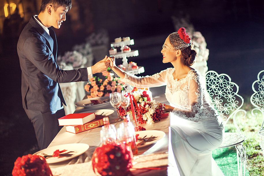 点击大图看下一张：夜宴 婚纱摄影