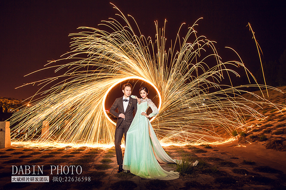 点击大图看下一张:璀璨烟花 婚纱摄影