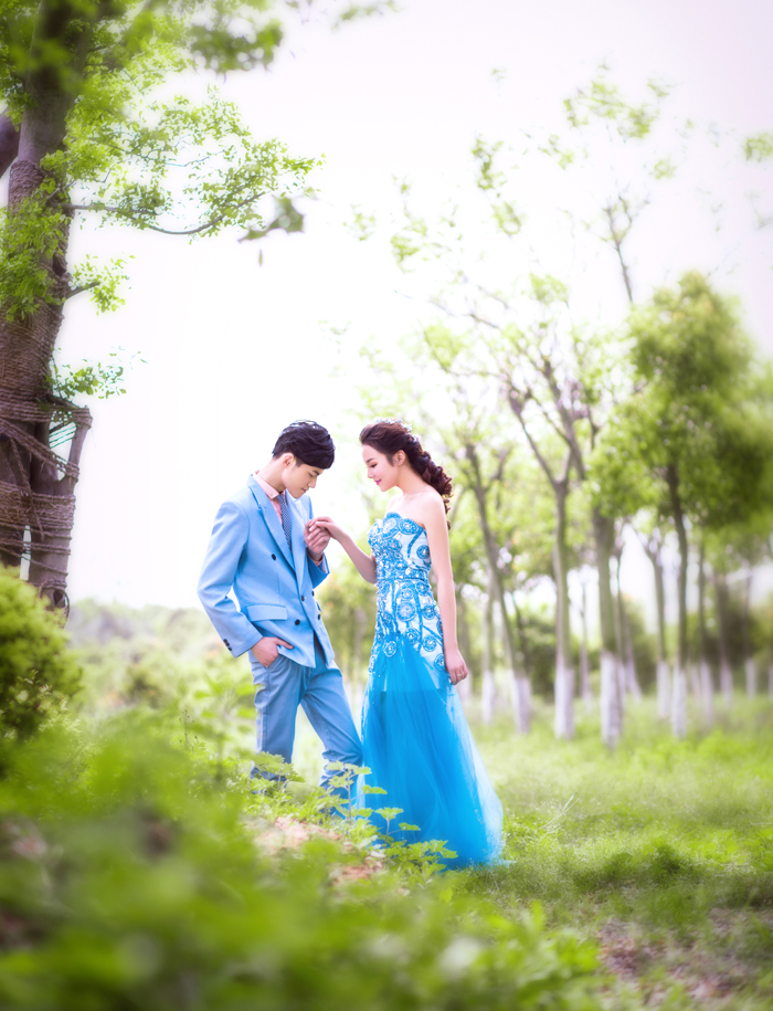 点击大图看下一张:林中情话 婚纱摄影