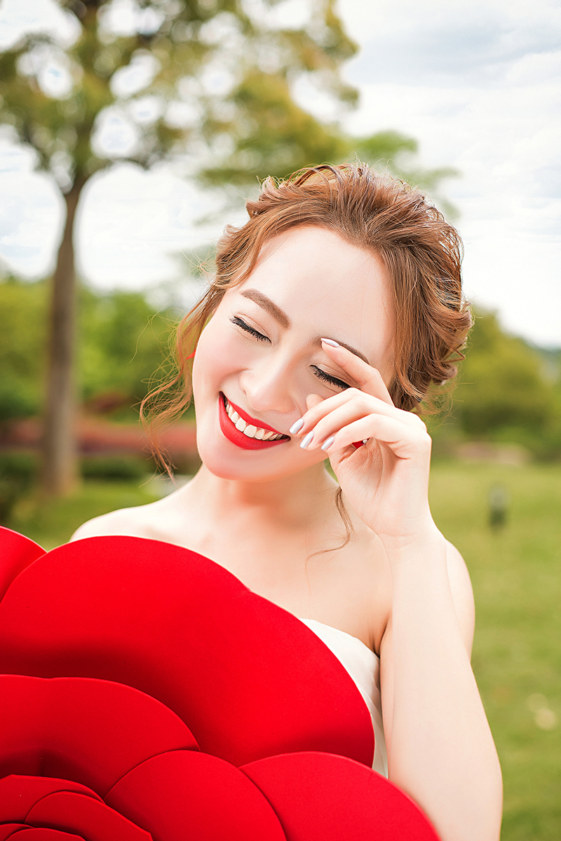 点击大图看下一张:幸福像花儿一样 婚纱摄影