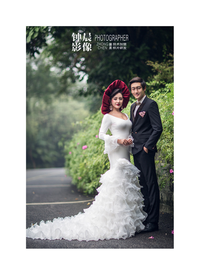 点击大图看下一张:蜜语倾心 婚纱摄影