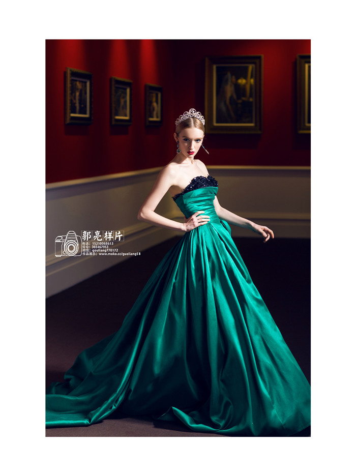 点击大图看下一张：典雅女王 婚纱摄影