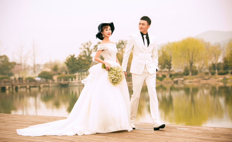 点击大图看下一张:向幸福出发 婚纱摄影