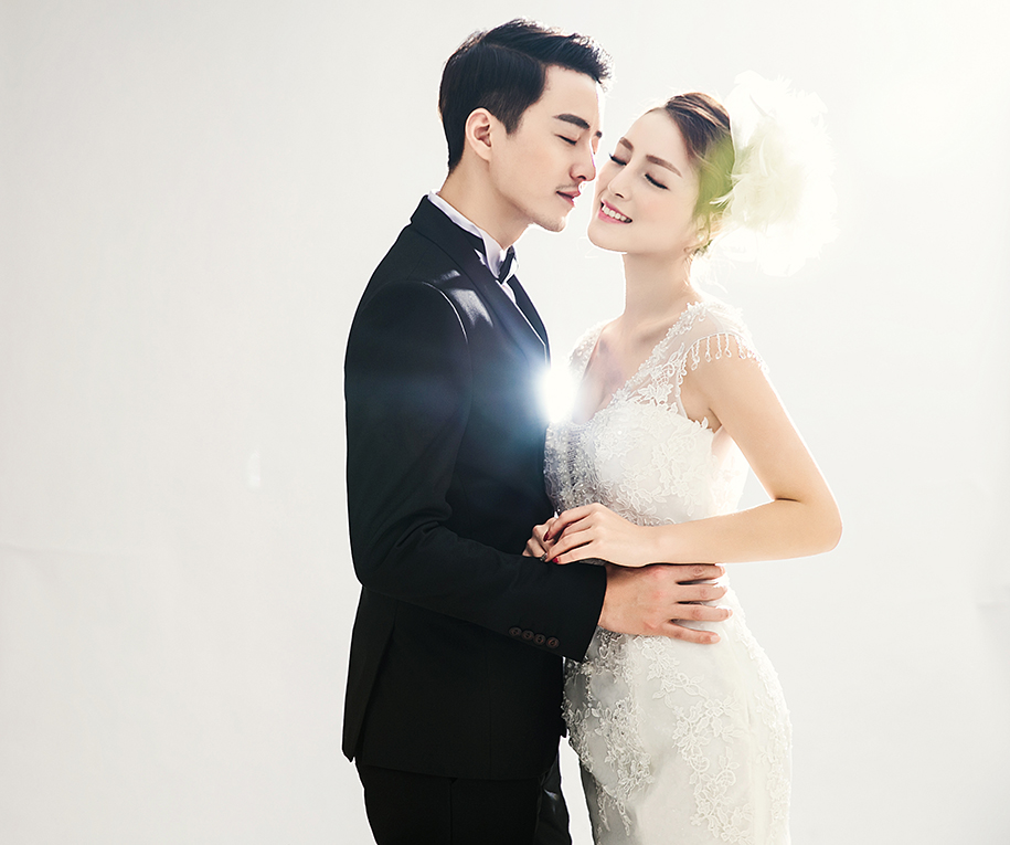 点击大图看下一张：深情一吻 婚纱摄影