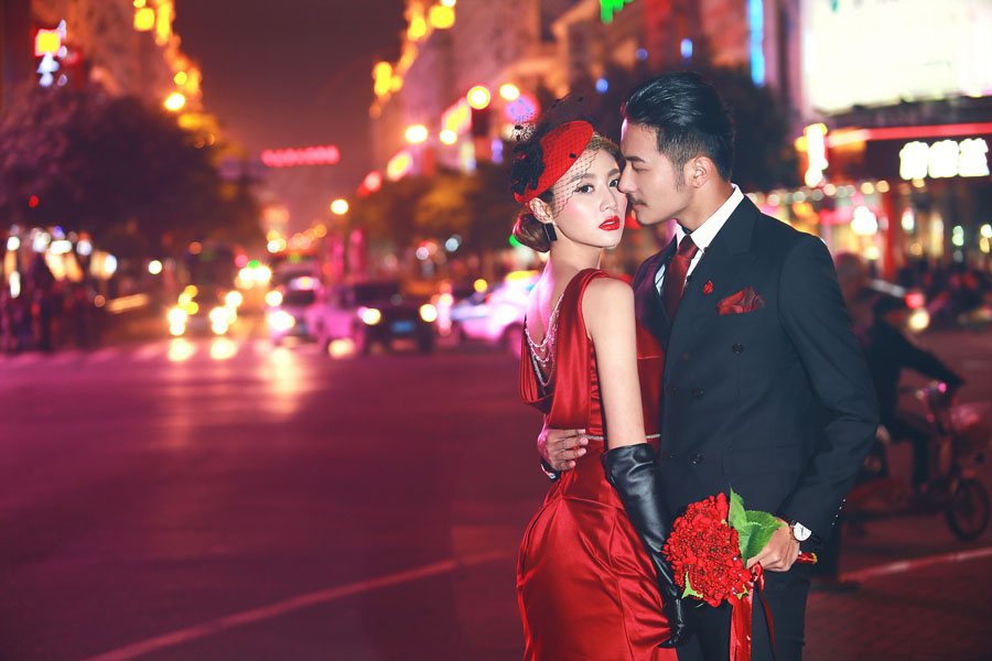 点击大图看下一张：夜光恋人 婚纱摄影