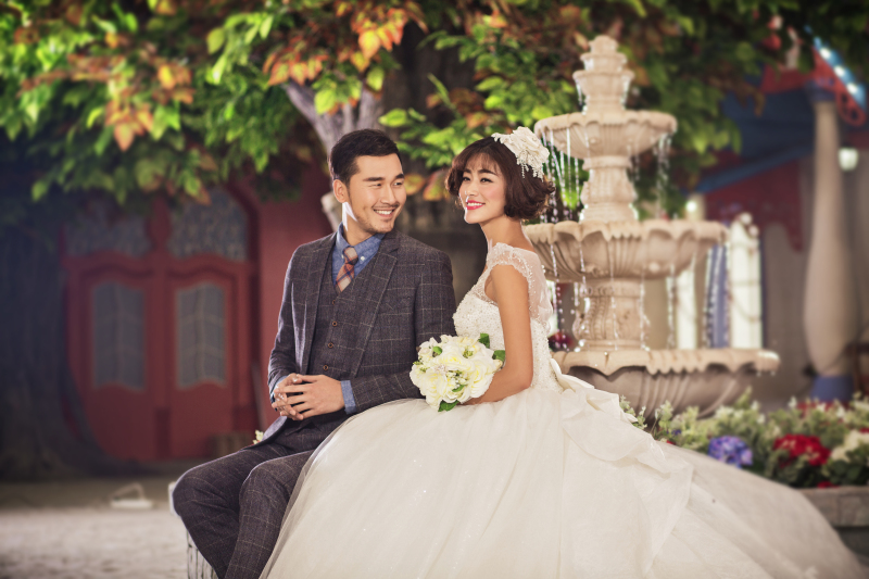 点击大图看下一张：爱的后花园 婚纱摄影