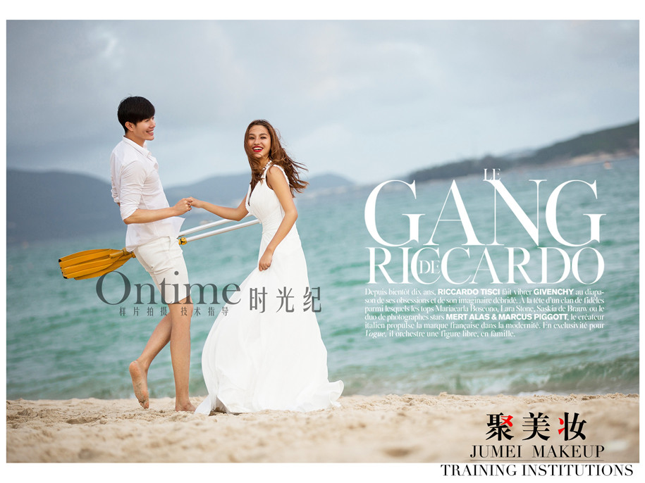 点击大图看下一张：海滩亲昵 婚纱摄影