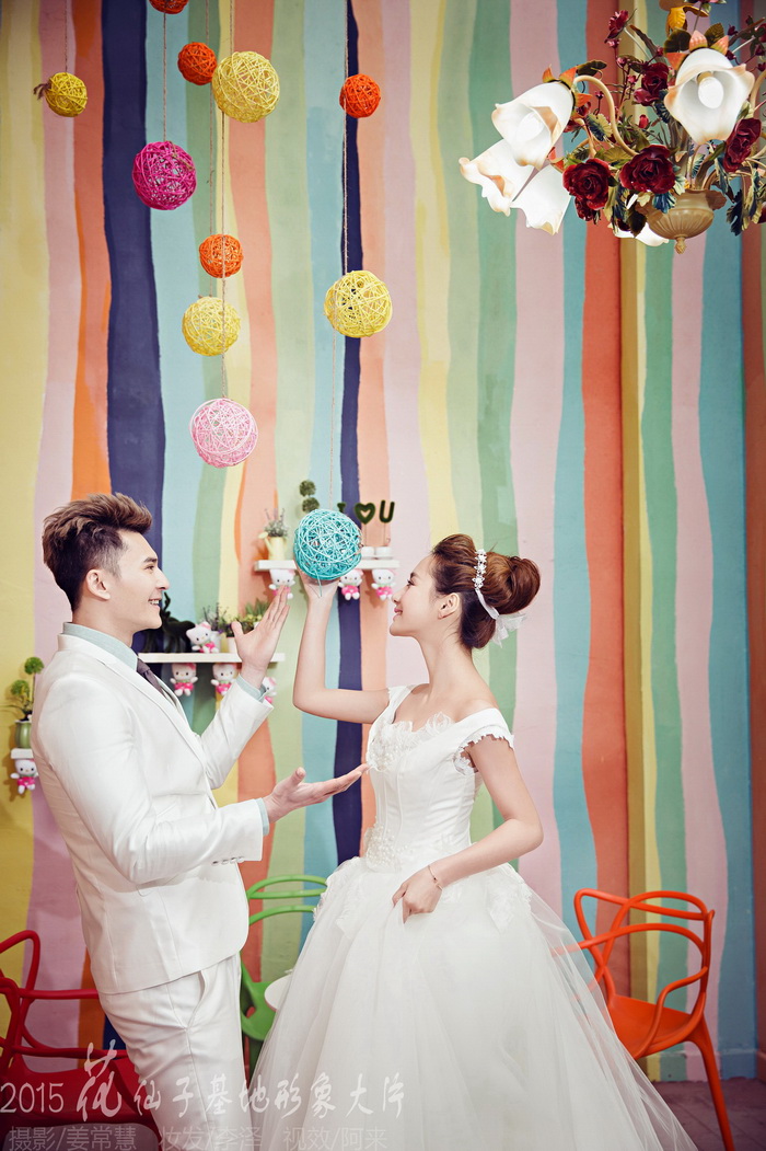 点击大图看下一张：缤纷爱情 婚纱摄影