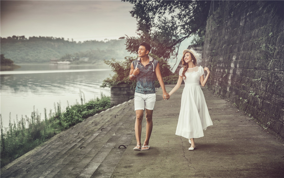 点击大图看下一张：陪你一起 婚纱摄影