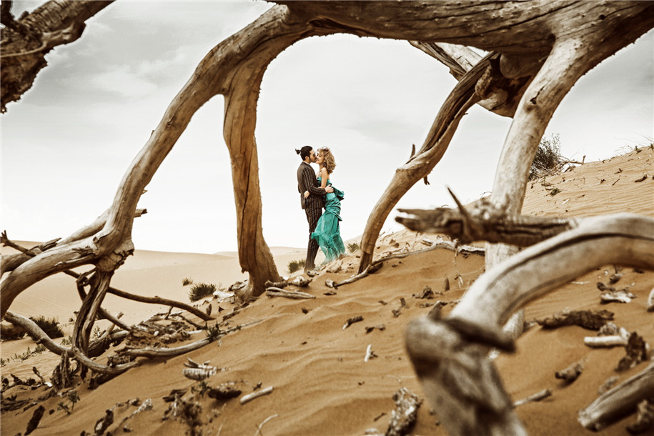 点击大图看下一张：镜中世界 婚纱摄影